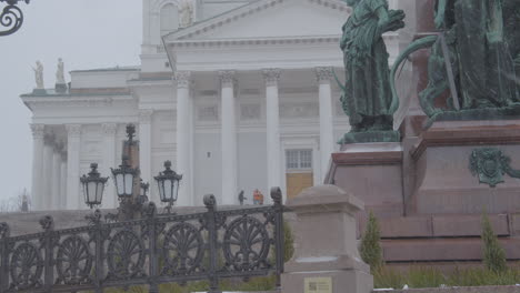 Helsinki-Kathedrale-Und-Skulptur-Von-Kaiser-Alexander