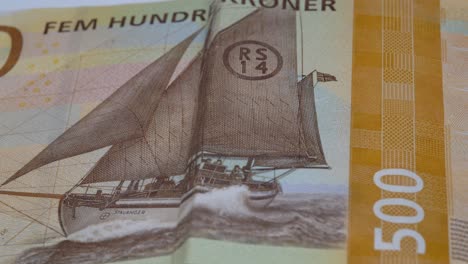 500-Kr-Norwegischer-Banknotenschein-–-Nahaufnahme-Makro,-Das-Von-Rechts-Nach-Links-Gleitet