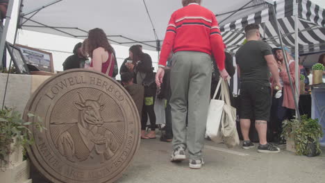 Hightimes-Schild-Der-Cannabis-Festival-Veranstaltung,-Aufgenommen-Mit-Roter-Kamera-4k
