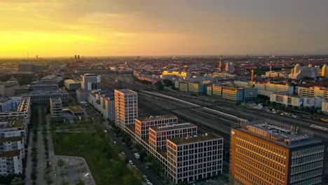 Munich-in-the-first-sunlight-at-a-beautiful-morning,-360-degrees-panning-shot-in-the-inner-city-of-the-bavarian-metropole-under-the-bright,-yellow-sun