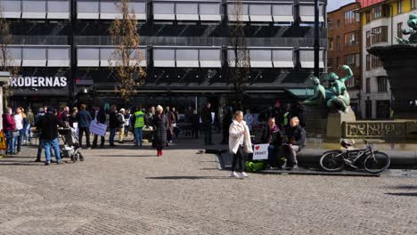 Manifestantes-Contra-La-Vacuna-Manifestación-En-Jarntorget,-Suecia