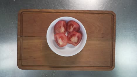 Tomatenscheiben-In-Einer-Schüssel.-Holzbrett