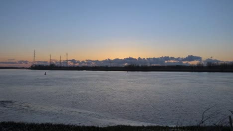 Statischer-Panorama-Zeitraffer-Des-Flusses-Schelde-Bei-Dramatisch-Bewölkter-Morgendämmerung