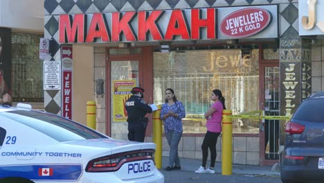 Mississauga,-Canada---Nov-10th-2020-:-Policewoman-interrogating-two-women-infront-of-jewelry-store