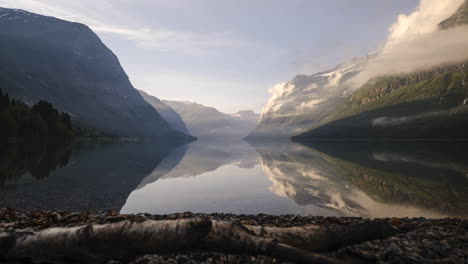 Slider-Zeitraffer-Am-Frühen-Morgen-Eines-Wunderschönen-Norwegischen-Sees-Mit-Sich-Bewegenden-Wolken,-Die-Sich-Im-Stillen-Wasser-Spiegeln