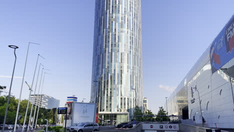 Edificio-De-Oficinas,-Torre-Del-Cielo,-Bucarest,-Rumania