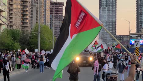 Ein-Demonstrant-Geht-Mit-Einer-Palästinensischen-Flagge-Während-Einer-Kostenlosen-Palästina-Kundgebung-Durch-Die-Straßen