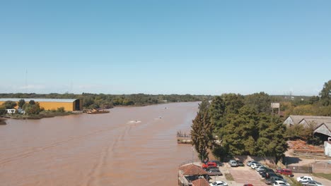 Lujan-Fluss-Mit-Braunem,-Schlammigem-Wasser-Tagsüber-In-Buenos-Aires,-Argentinien