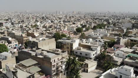 Luftaufnahme-Der-Skyline-Der-Innenstadt-Von-Karachi-Während-Des-Tages