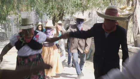 Traditionelle-Tänze-Mexiko-Während-Des-Karnevalstanzes-Der-Jolos-In-Xayacatlan-De-Bravo-Puebla-Mexiko