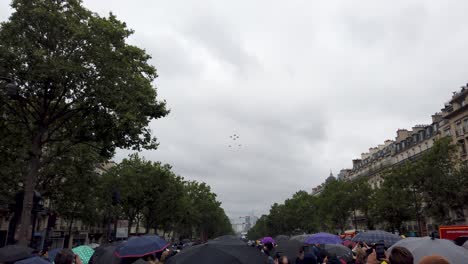 Aufnahme-Von-Menschen,-Die-Die-Französische-Luftwaffe-Während-Des-Nationalfeiertags-Filmen,-Militärparadezeremonie-In-Paris,-Frankreich
