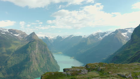 Río-Oldeelva-En-El-Valle-De-Oldedalen-En-La-Orilla-Del-Nordfjorden-En-Olden,-Noruega