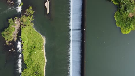 Flusslandschaft-Mit-Damm-Und-Wasserfall.-Luftaufnahme