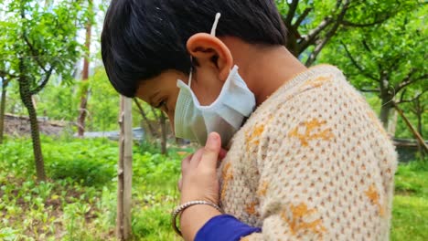 Kleines-Maskiertes-Indisches-Mädchen-Mit-Medizinischer-Maske-Blickt-Während-Der-Zweiten-Welle-Des-Coronavirus-In-Indien-2021-In-Die-Kamera