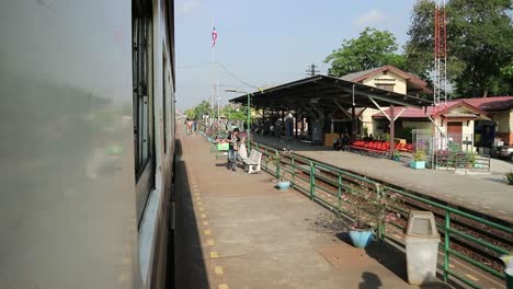 Viaje-En-Tren-Hd-Mirando-Por-La-Ventana-Llegando-A-La-Estación-De-Tren-Salaya-En-Bangkok,-Tailandia-Con-Gente-Esperando-Para-Abordar