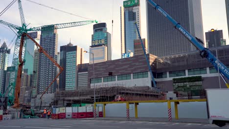 Hongkonger-Stadtbild,-Kräne-Auf-Einer-Neuen-Immobilienbaustelle,-Straßenverkehr-Und-Wolkenkratzer-In-Der-Innenstadt,-Weite-Aussicht