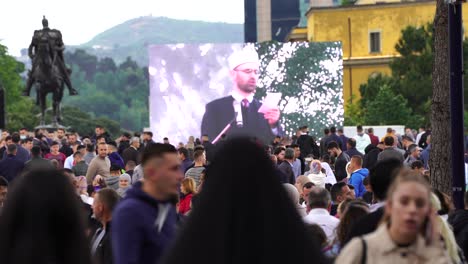 Eid-Zeremonie-Im-Zentrum-Von-Tirana,-Große-Menschenmenge-Bei-Der-Veranstaltung