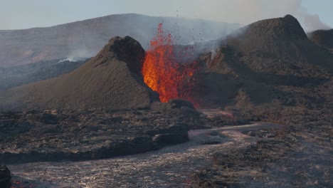 Espectacular-Erupción-Volcánica-Cerca-De-Fagradalsfjall-En-Islandia