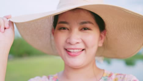 Porträt-Einer-Schönen-Asiatischen-Frau,-Die-Ihren-Hut-Anpasst