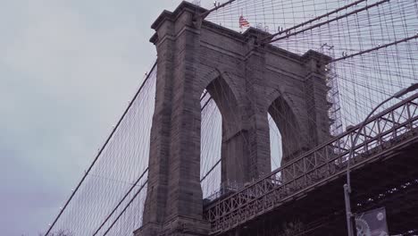 Helicopter-flies-over-Brooklyn-bridge,-New-York