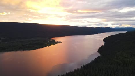Wunderschöner-Leuchtender-Sonnenuntergang-über-Dem-Atemberaubenden-Dease-Lake-In-British-Columbia,-Kanada