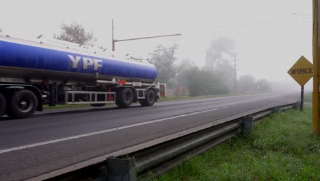 Ein-YPF-Lastwagen,-Der-Treibstoff-Transportiert,-Fährt-An-Einem-Nebligen-Morgen-über-Eine-Ramponierte-Strecke