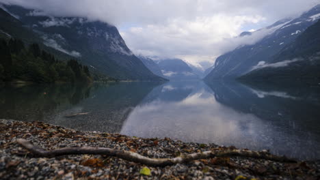 Schieberegler-Zeitraffer-Eines-Wunderschönen-Norwegischen-Sees-Mit-Sich-Bewegenden-Wolken,-Die-Sich-Im-Stillen-Wasser-Spiegeln