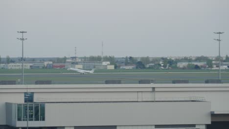 Privatjet-Flugzeug-Hebt-Auf-Der-Landebahn-Des-Internationalen-Flughafens-Paris-Orly-Ab