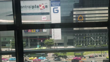 Blick-Auf-Den-Gläsernen-Aufzug-Mit-Blick-Auf-Die-Zentrale-Plaza-Grand-Rama-9-In-Bangkok,-Thailand