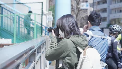 Fotógrafa-Usa-Su-Cámara-Sin-Espejo-Para-Tomar-Fotografías-En-Tokio,-Japón