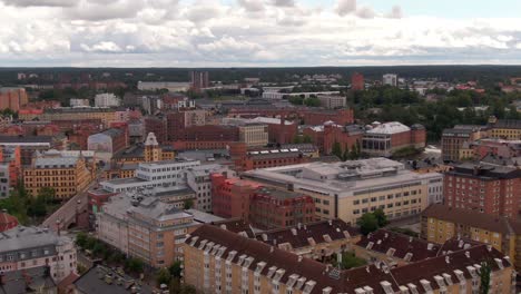 Die-Innenstadt-Von-Norrköping-Im-Luftbild-Mit-Schwindeleffekt