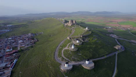 Das-Schloss-Von-La-Muela-Mit-Vielen-Mühlen-In-Consuegra