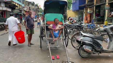 En-Kolkata,-India-:-Un-Tirador-De-Rickshaw-Descansando-Fuera-Del-Mercado-De-Jadubabu-Bajar-En-Kolkata.