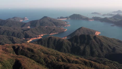 Un-Dron-Aéreo-Disparó-Sobre-La-Hermosa-Y-Exuberante-Vegetación-Sobre-Un-Terreno-Montañoso-En-El-Pintoresco-Parque-Geográfico-De-Hong-Kong-En-Sai-Kung