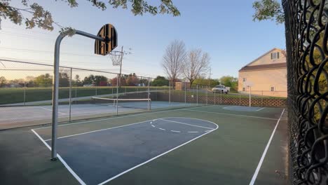 Vorstädtischer-Leerer-Basketballplatz-Sonnenuntergang