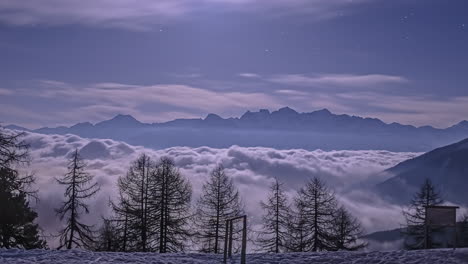 Bewölktes-Wetter-Unter-Alpinen-Bergen-In-Südtirol,-Italien