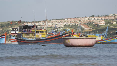 Contraste-Entre-Los-Barcos-De-Pescadores-Vietnamitas-Pobres-Y-Las-Villas-De-Lujo-En-El-Fondo