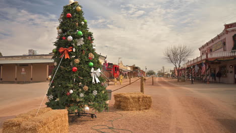 Pferdekutsche-In-Tombstone-Arizona-Fährt-Am-Weihnachtsbaum-Auf-Der-Berühmten-Allen-Street-Vorbei