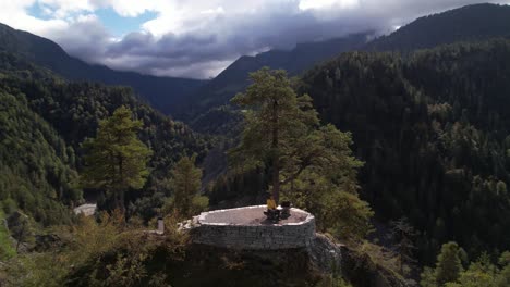 Joven-Excursionista-Relajándose-Y-Disfrutando-De-La-Vista-Desde-El-Mirador-En-Suiza