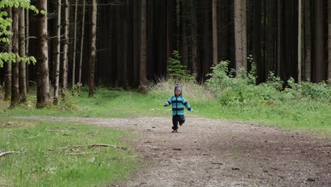 Kleinkind-Rennt-In-Einem-Bayerischen-Wald-Auf-Die-Kamera-Zu