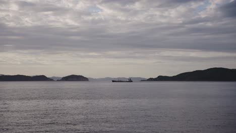 Boot-Im-Seto-Binnenmeer-Mit-Den-Inseln-Awaji-Und-Tomogashima-In-Der-Ferne