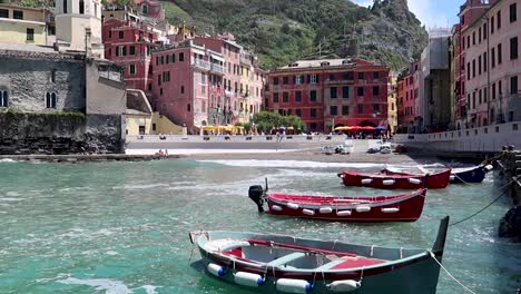 Vernazza,-Italien,-Cinque-Terre-Hafen-Mit-Fischerbooten,-Die-Zum-Anlegen-Vor-Anker-Liegen