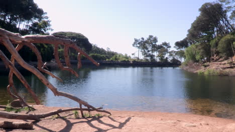 Lagoa-Azul,-En-Medio-De-La-Serra-De-Sintra,-Es-El-Punto-De-Encuentro-Perfecto,-Entre-El-Hombre-Y-La-Naturaleza,-Hermosa