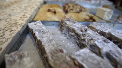 Pasteles-Horneados-En-Bandejas-Que-Se-Venden-En-Una-Panadería-En-Un-Zoco-En-Túnez,-Túnez
