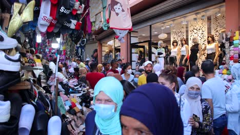 Arabische-Damen-Einkaufen-Am-Bab-El-Bhar-Tor-In-Den-Alten-Souks-Von-Medina-In-Tunis,-Tunesien