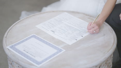 Braut-Unterzeichnet-Heiratsurkunde-4k