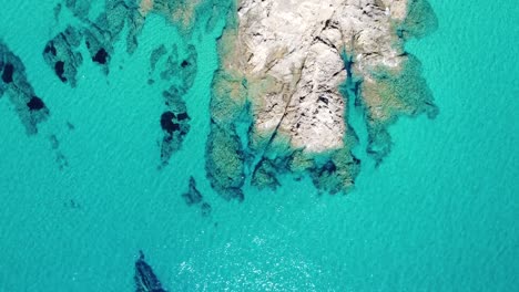 Kleine-Insel-Im-Türkisgrünen-Wasser,-Drohnenperspektive-Von-Oben