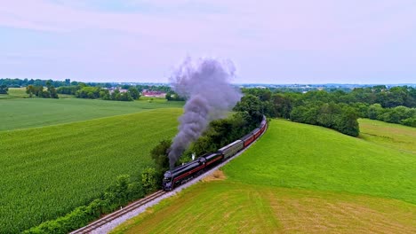 Eine-Luftaufnahme-Eines-Antiken-Dampf-Personenzuges,-Der-Schwarzen-Rauch-Durch-Das-Farmland-Von-Pennsylvania-Bläst