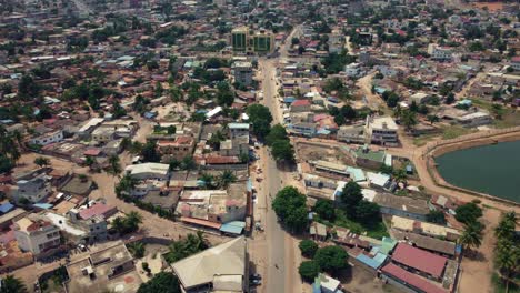 Vista-Aérea-Cinematográfica-De-Las-Carreteras-De-La-Ciudad-Africana-Con-Tráfico,-Lomé,-áfrica