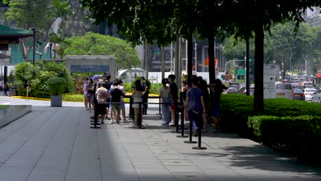 Menschen-Stehen-Schlange,-Um-Ein-Neues-Geschäft-In-Der-Scotts-Road,-Einem-Obstgartengebiet-In-Singapur,-Zu-Betreten